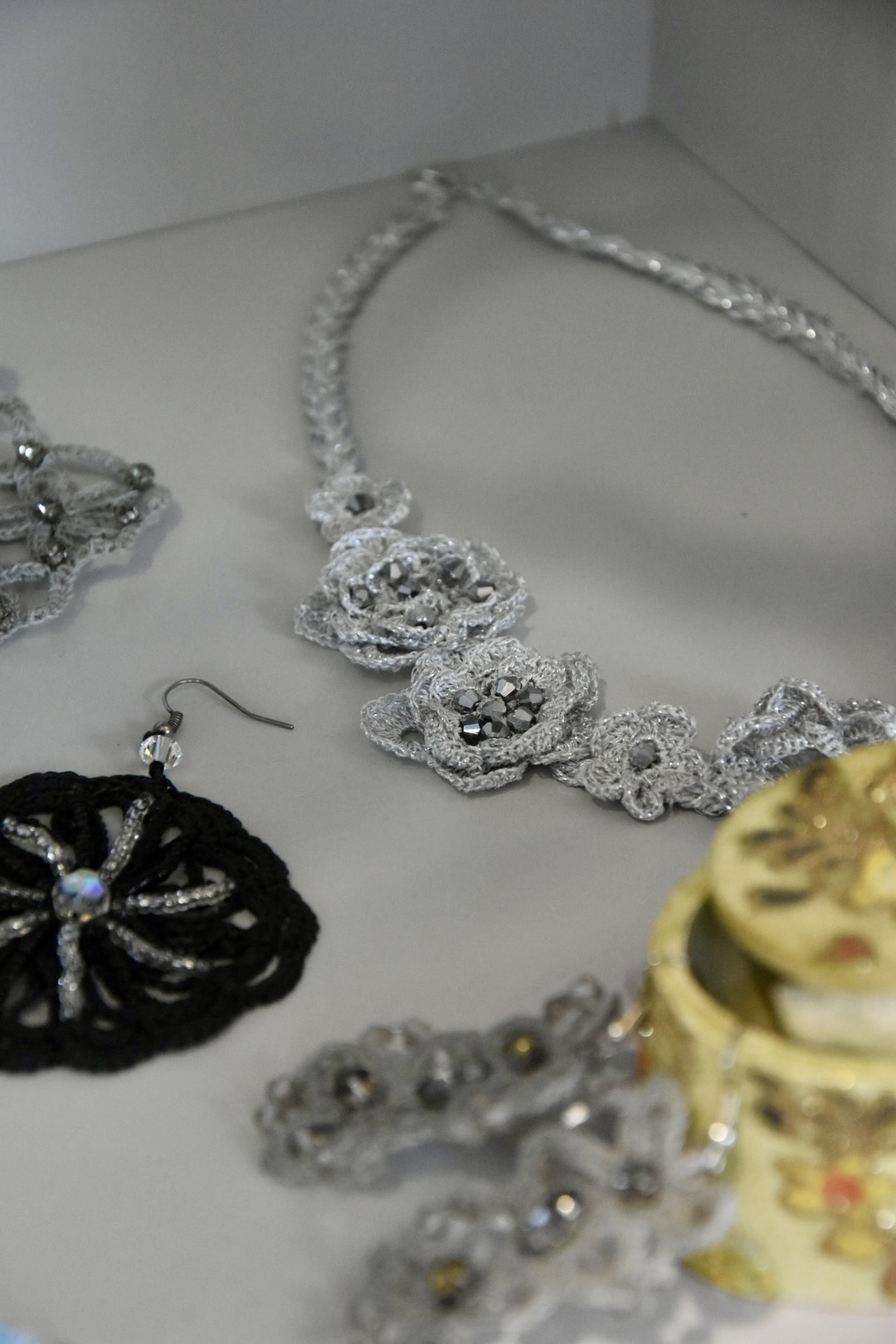 gioielli artigianali all'uncinetto e con swarovski
